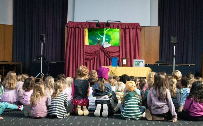 Umweltbildung: „Hase Hoppel“ begeistert Kinder im Landkreis Lörrach