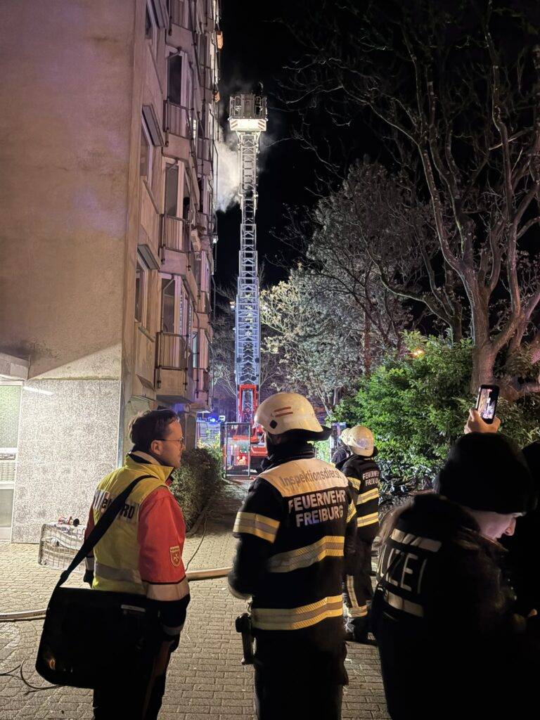 Wohnungsbrand in Freiburg-Wiehre: Feuerwehr rettet Papagei