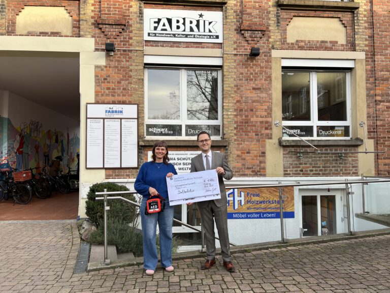 Sparkasse spendet Defibrillator für die FABRIK Freiburg