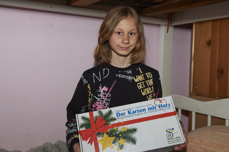 Weihnachtspäckchenaktion für die Ukraine: Der Karton mit Herz von s’Einlädele Freiburg