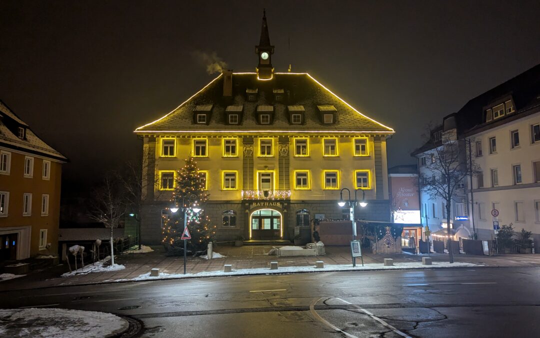 Kultureller Adventskalender am Rathaus Titisee-Neustadt startet