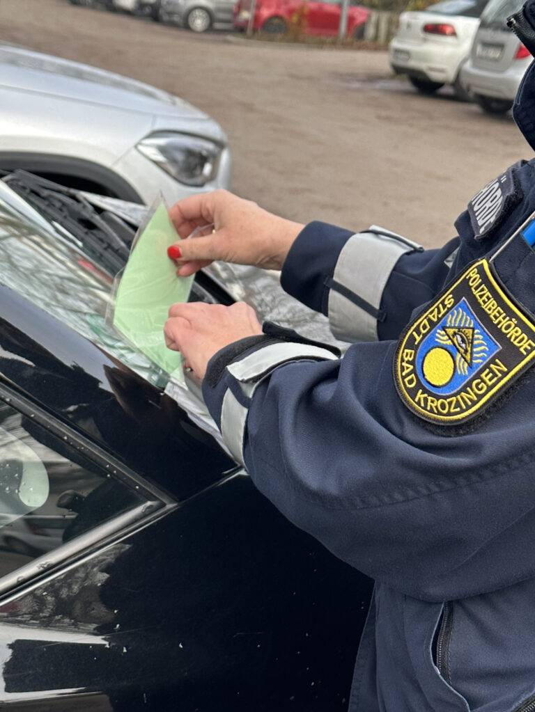 Bad Krozingen verteilt süßen Weihnachtsgruß an Autofahrende