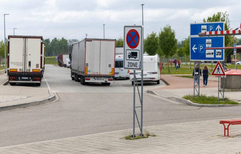ADAC-Studie: Mangel an Lkw-Stellplätzen bleibt Sicherheitsrisiko