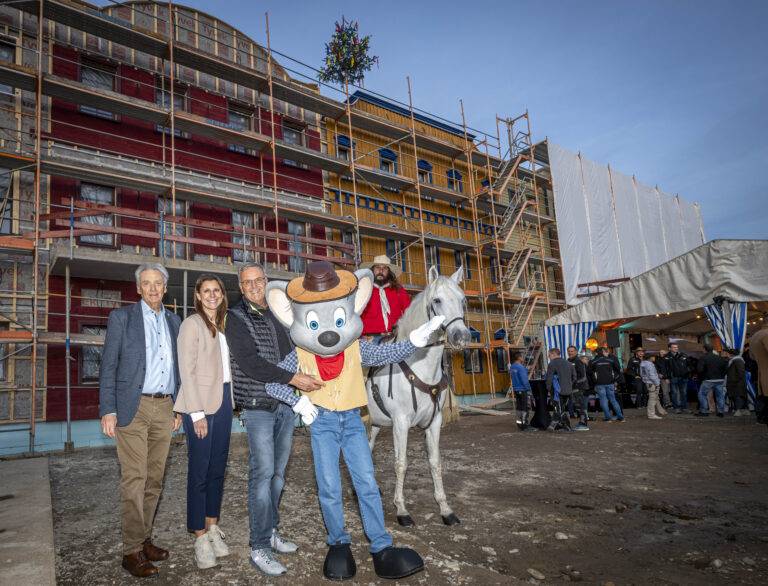 Europa-Park feiert Richtfest der Riverside Western Lodge