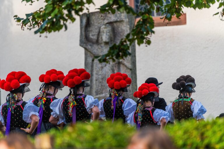 Gutach im Schwarzwald darf sich offiziell Bollenhutgemeinde nennen