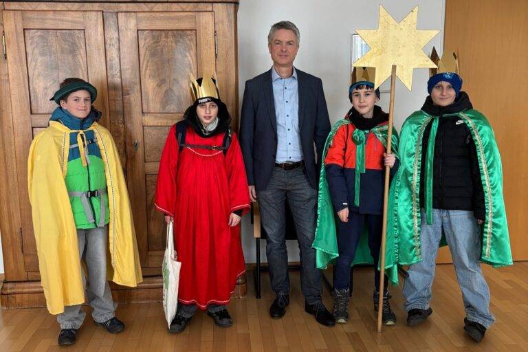 Sternsinger sammeln Spenden im Rathaus Denzlingen