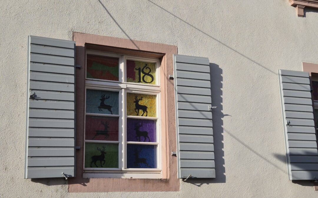 Bunter Adventskalender schmückt Schlosserhaus Emmendingen