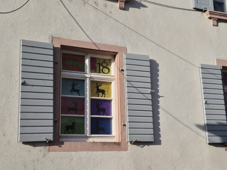 Bunter Adventskalender schmückt Schlosserhaus Emmendingen