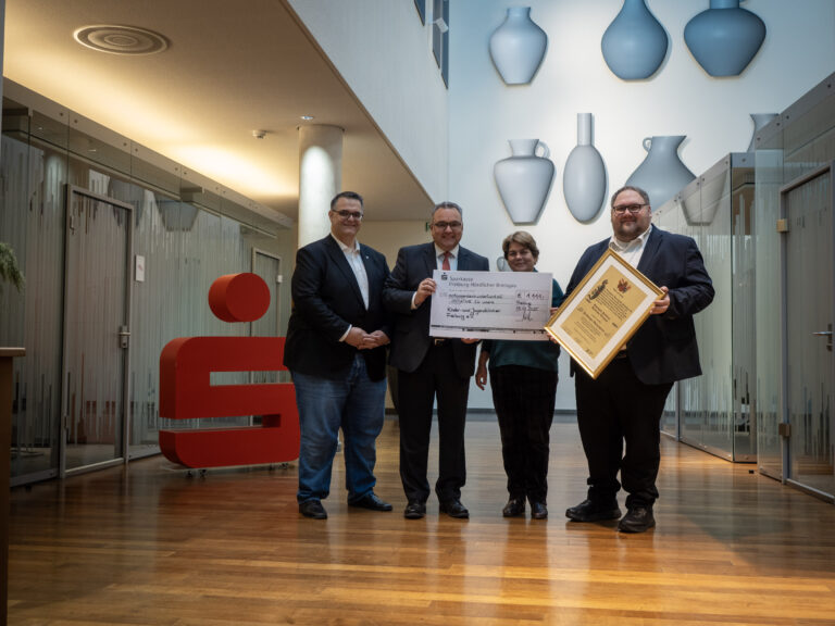 Sparkasse spendet Narrenpreis-Geld für Kliniken in Freiburg