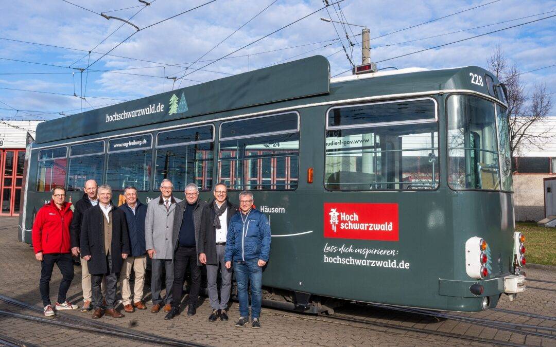 Hochschwarzwald wirbt jetzt auf Straßenbahn in Freiburg