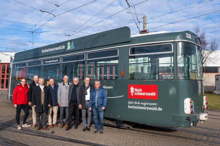 Hochschwarzwald wirbt jetzt auf Straßenbahn in Freiburg