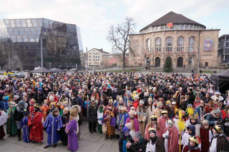 Freiburg: 1.000 Sternsinger starten 68. Aktion Dreikönigssingen
