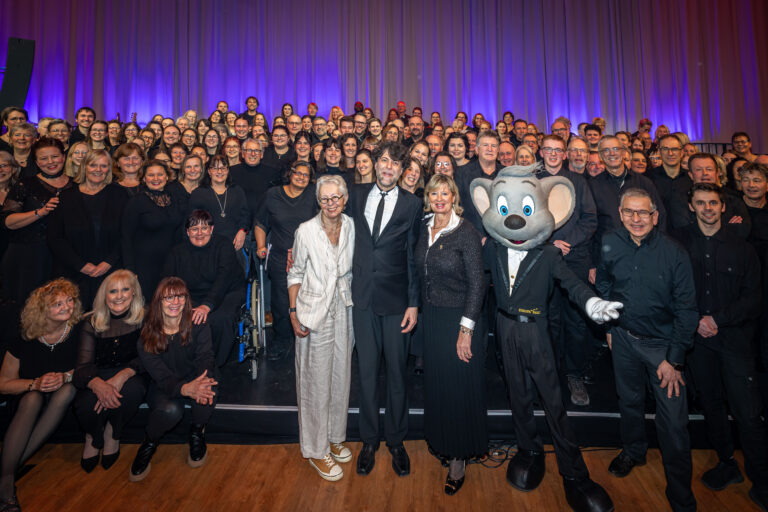 Charitykonzert der Golden Harps im Europa-Park sammelt 13.300 Euro