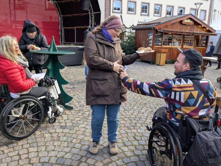 Weihnachtsmarkt Emmendingen im Inklusionstest: Barrieren geprüft