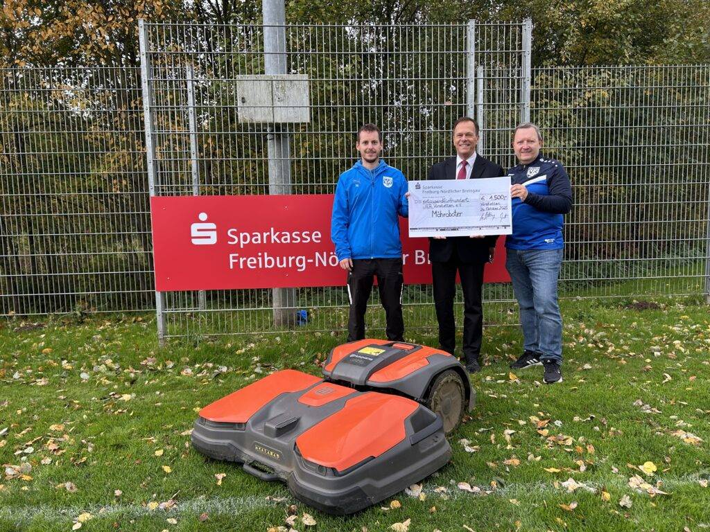 Sparkasse Freiburg unterstützt VfR Vörstetten mit Mähroboter