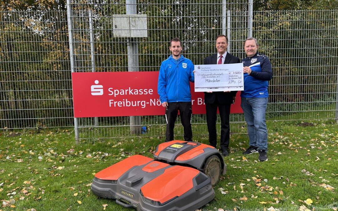 Sparkasse Freiburg unterstützt VfR Vörstetten mit Mähroboter