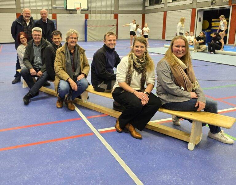 Ötlinger Mehrzweckhalle erhält neuen blauen Sportboden