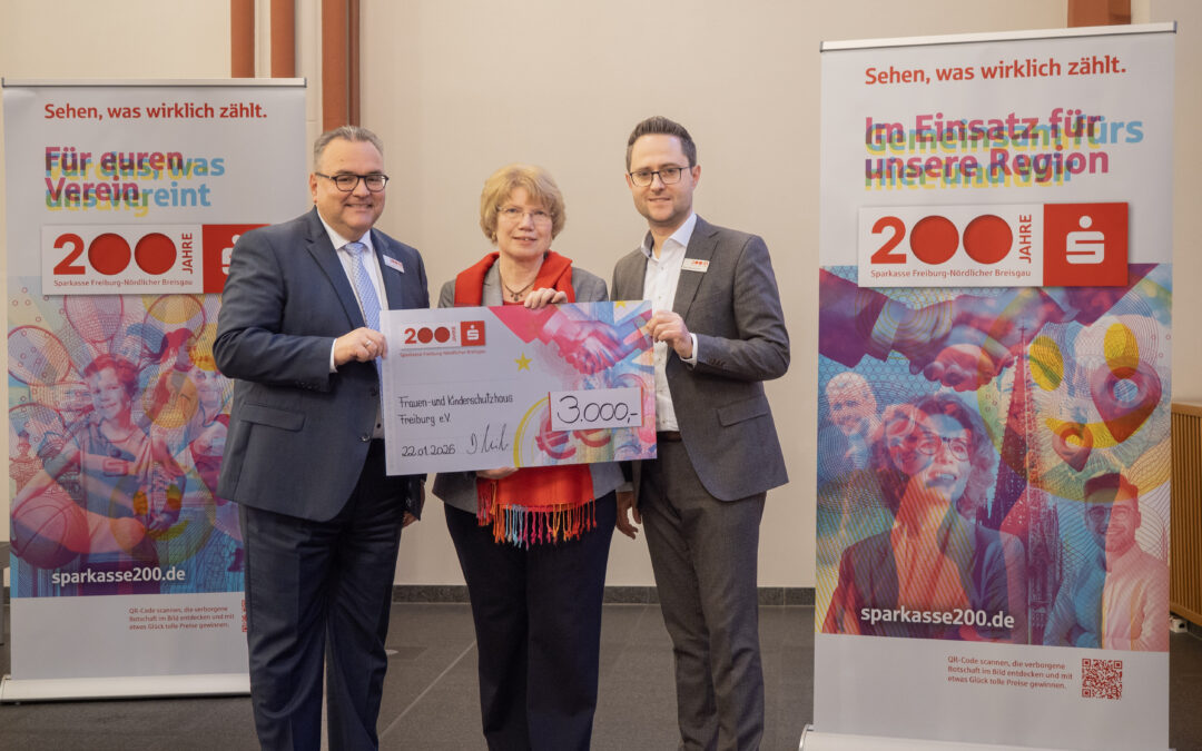 Spende der Sparkasse stärkt Schutz vor digitaler Gewalt in Freiburg
