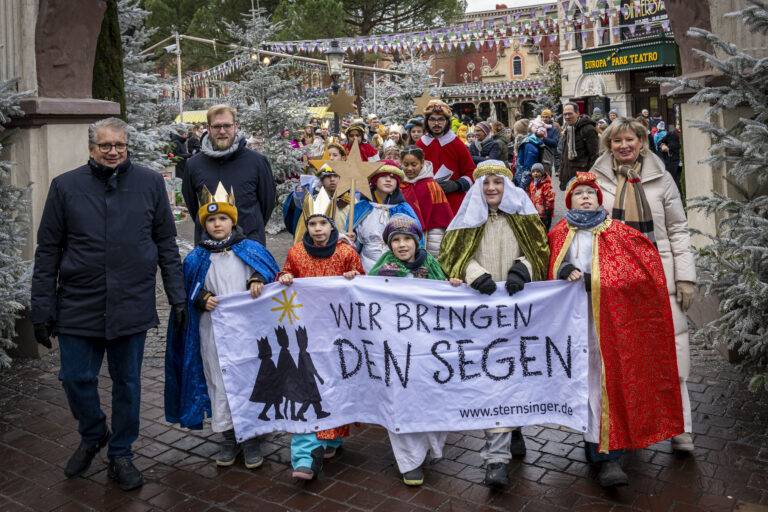 Über 100 Sternsinger bringen Segen in den Europa-Park Rust
