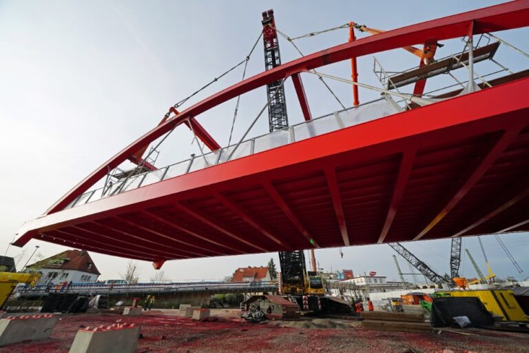 Deutsche Bahn erneuert Eisenbahnbrücke in Freiburg-Haslach