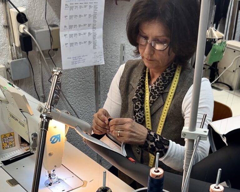 Schneidermeisterin aus Freiburg fertigt Skisprunganzüge