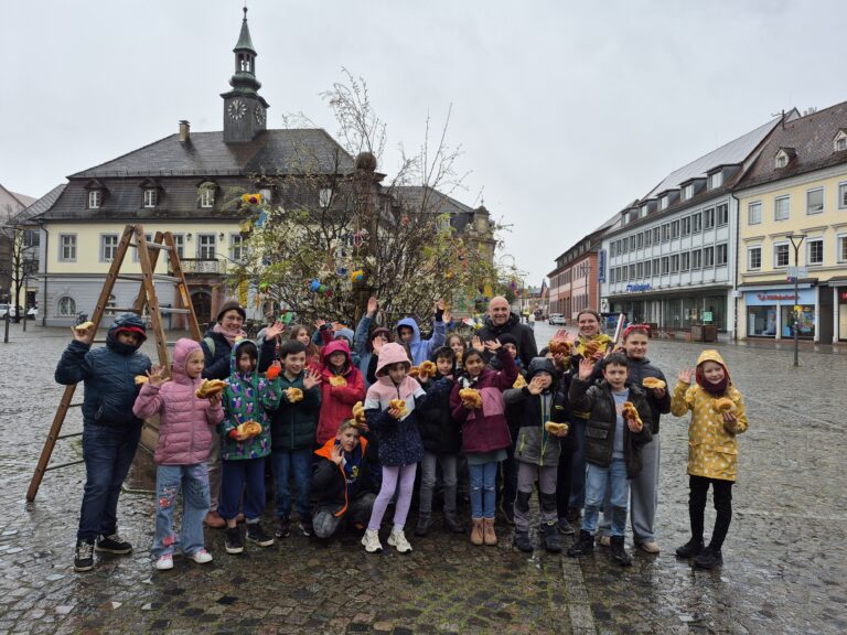 Osterbrunnen in Emmendingen von Schulkindern geschmückt