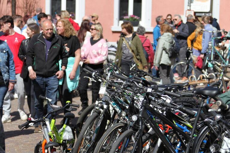 Kirchzarten: Frühlingsauftakt mit Markt & Shopping am 22. März