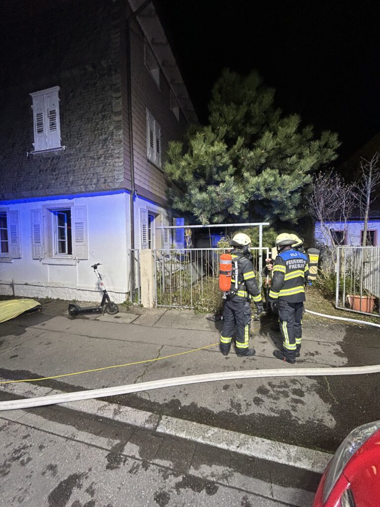 Wohnungsbrand in Freiburg-Wiehre: Polizei rettet 84-Jährige