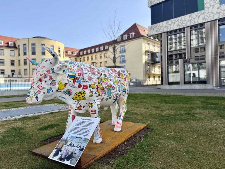 Europa-Park-Stier steht jetzt vor Kinderklinik Freiburg