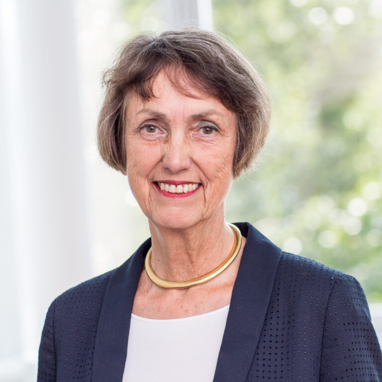 Schmiedeberg-Plakette für Ursula Ravens in Freiburg