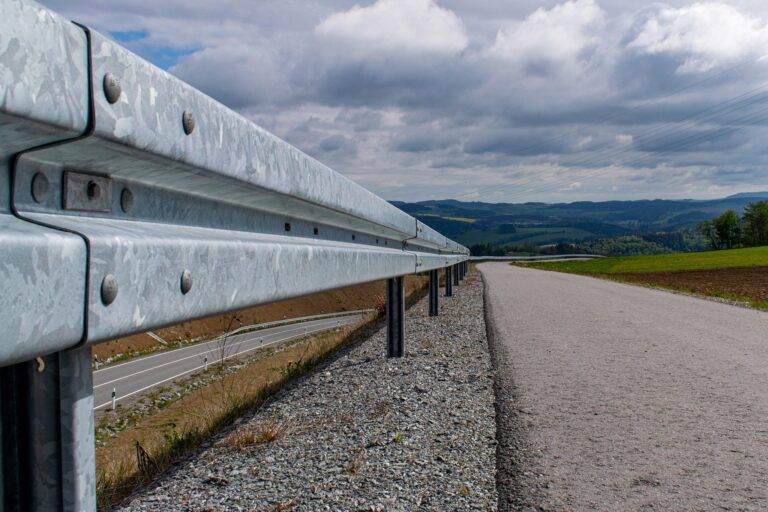 Leitplanken-Arbeiten an B294 in Elzach: Ampelverkehr geplant