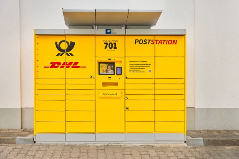 Neue Poststation in Freiburg: Briefmarken kaufen, Pakete verschicken