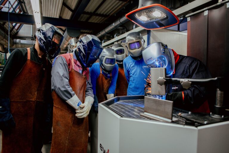 Freiburg: Metall-Gorilla entsteht beim Schweiß-Aktionstag