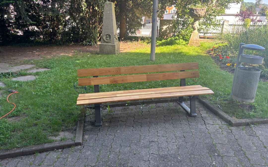 Lörrach: Neue Sitzbänke am Rathaus Brombach aufgestellt