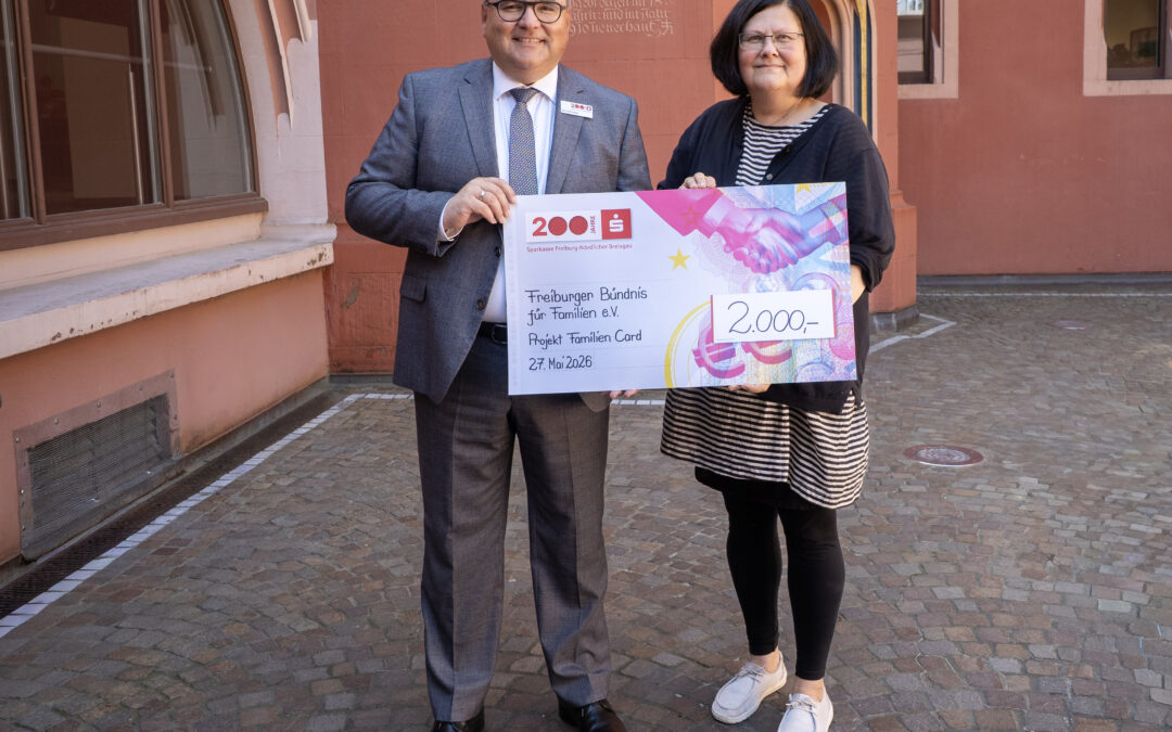 Sparkasse unterstützt Freiburger FamilienCard mit 2.000 Euro