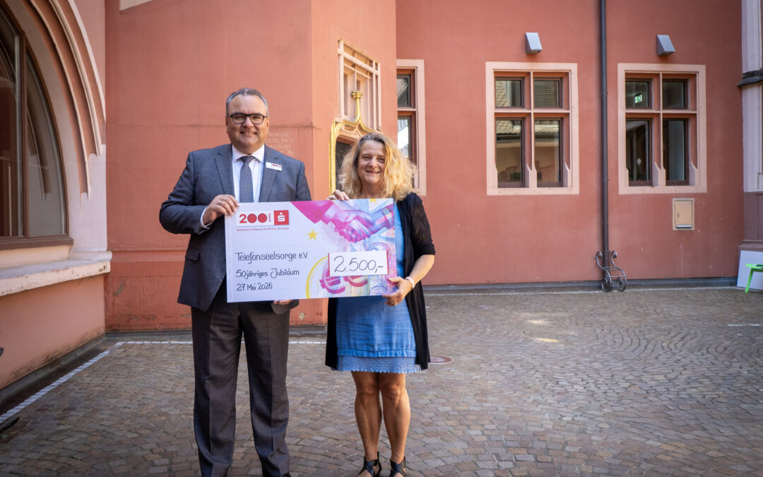 Telefonseelsorge Freiburg erhält 2.500 Euro Spende der Sparkasse