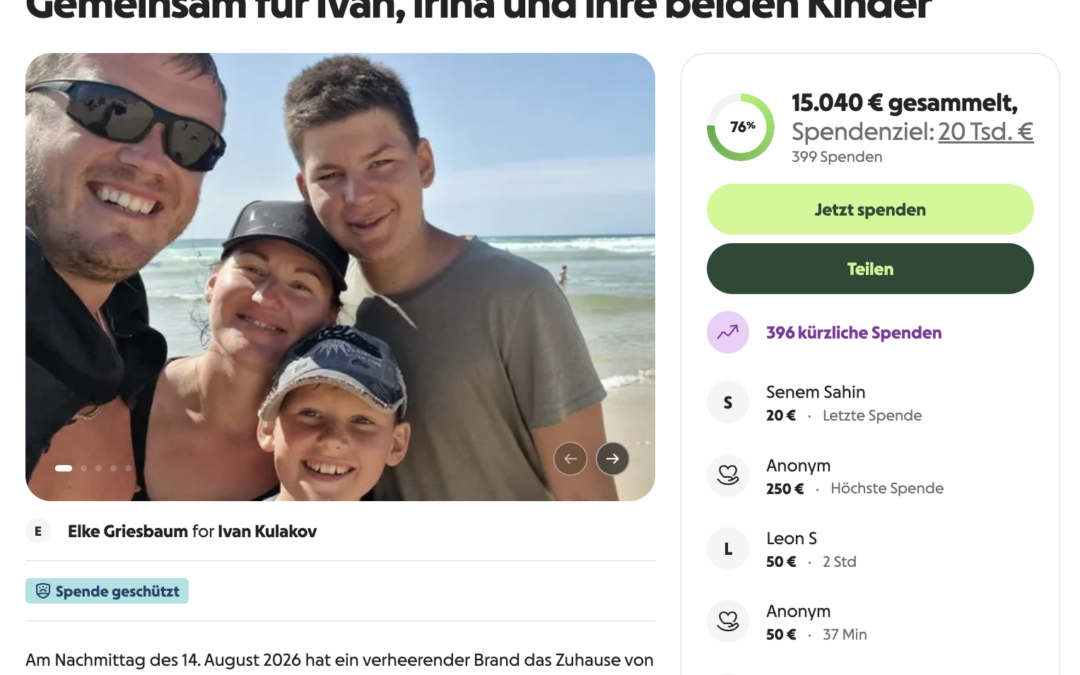 Vierköpfige Familie am Strand, lacht in die Kamera, Meer im Hintergrund.