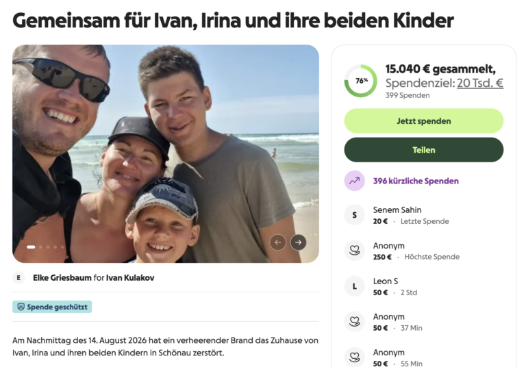 Vierköpfige Familie am Strand, lacht in die Kamera, Meer im Hintergrund.
