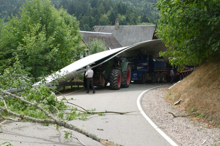Müllheim: Windrad-Rotorblatt stürzt auf Transporter