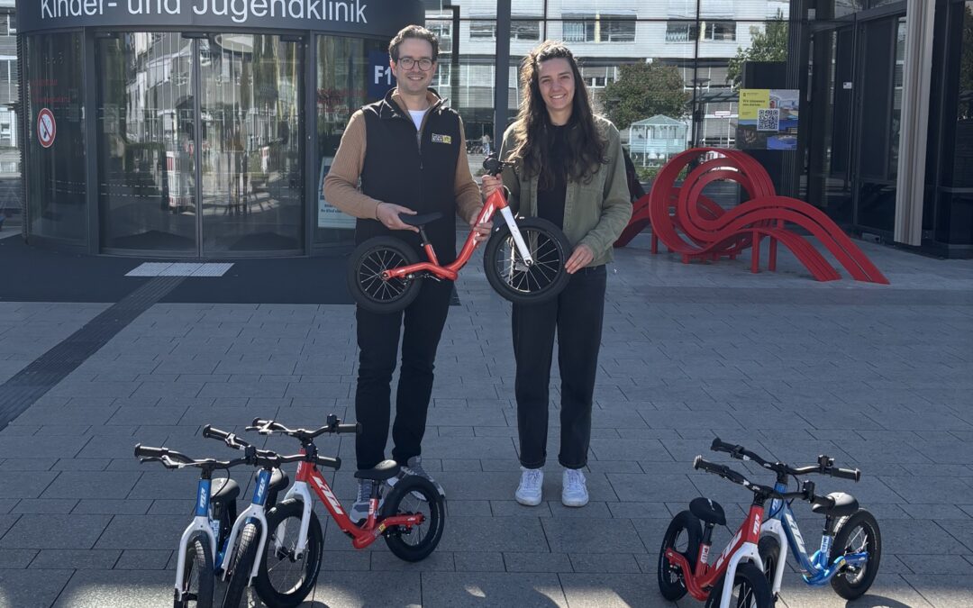 Freiburg: Sechs Laufräder für die Kinderklinik gespendet