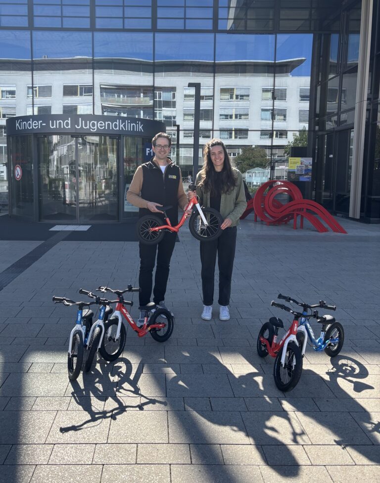 Freiburg: Sechs Laufräder für die Kinderklinik gespendet