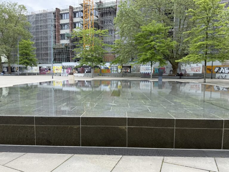 Freiburg: Infostele am Platz der alten Synagoge beschädigt