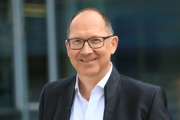 Freiburg: Roland Zengerle erhält Preis für zehn Start-ups