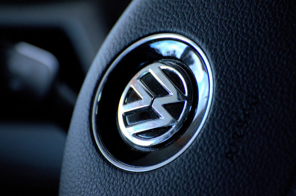 Autobauer Volkswagen kündigt zehn Tarifverträge
