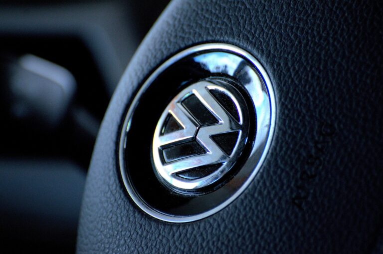 Autobauer Volkswagen kündigt zehn Tarifverträge