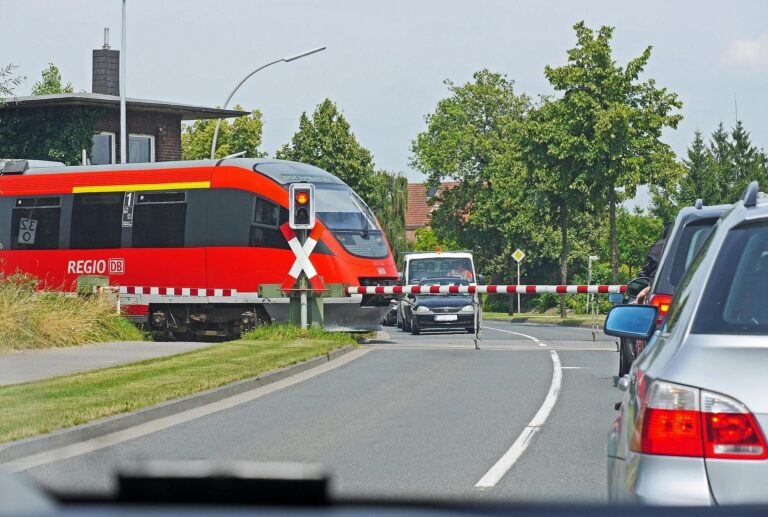 Gengenbach: Sattelzug beschädigt Bahnschranke und flüchtet