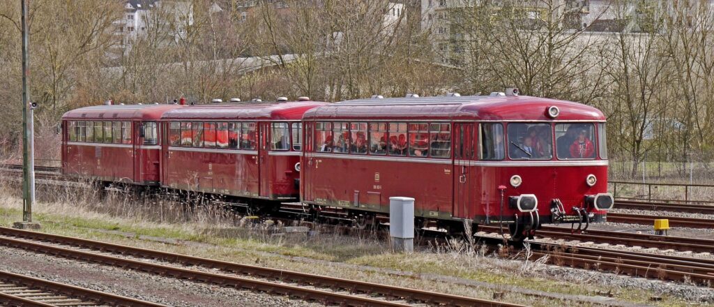 Historischer Schienenbus fährt auf Renchtalbahn am 19. September