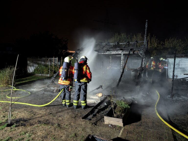 Gartenhütte brennt in Weil am Rhein-Haltingen