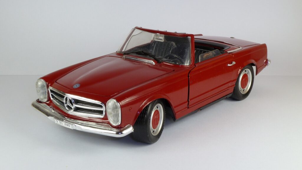 12.000 Euro Schaden an rotem Oldtimer in Offenburg, Verursacher flüchtet