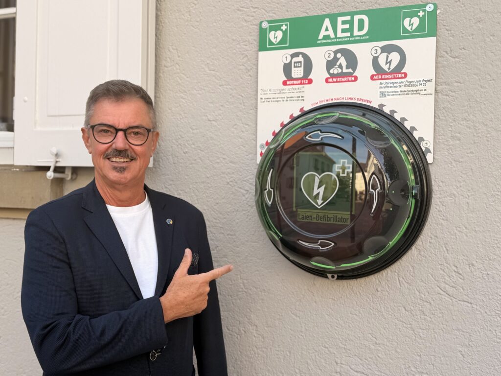 Bad Krozingen: Neuer Defibrillator am Rathaus in Betrieb